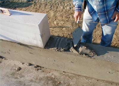 Spread leveling bed mortar